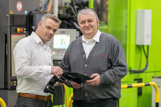 Von links: Timothy Schneider, Projektleiter bei Roth Plastic Technology und Dieter Burmeister, Geschäftsführer bei SB Meissner überprüfen engmaschig die Reifegrade von Kunststoffteilen im Rahmen der Entwicklung einer Spritzgussform bis hin zur Serienfertigung der Artikel. Roth bietet für Musterungen jetzt Produktionstets für Werkzeug- und Formenbauer an – bis hin zur Serienreife. Von links: Timothy Schneider, Projektleiter bei Roth Plastic Technology und Dieter Burmeister, Geschäftsführer bei SB Meissner überprüfen engmaschig die Reifegrade von Kunststoffteilen im Rahmen der Entwicklung einer Spritzgussform bis hin zur Serienfertigung der Artikel. Roth bietet für Musterungen jetzt Produktionstets für Werkzeug- und Formenbauer an – bis hin zur Serienreife.