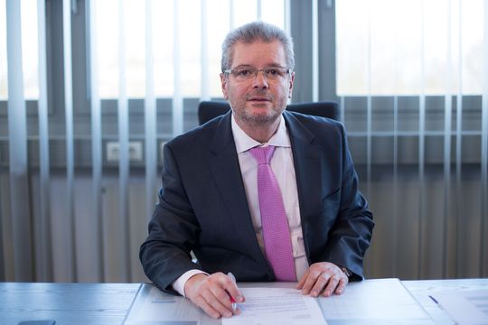 Ekrem Sirman legt nach 14 Jahren seinen Vorstandsvorsitz nieder. Ekrem Sirman legt nach 14 Jahren seinen Vorstandsvorsitz nieder.