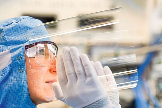 Opto-elektronische Systeme auf ultradünne Gläser mit der Rolle-zu-Rolle-Fertigung aufbringen. Im Rahmen eines Forschungsprojektes sollen Anwendungen für Dünnglas erforscht werden. Opto-elektronische Systeme auf ultradünne Gläser mit der Rolle-zu-Rolle-Fertigung aufbringen. Im Rahmen eines Forschungsprojektes sollen Anwendungen für Dünnglas erforscht werden.