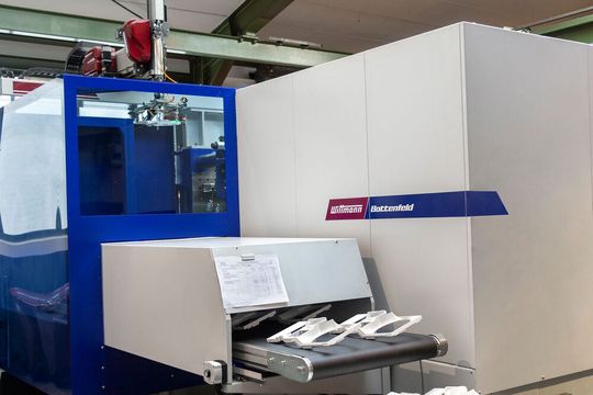 Das Unternehmen Langlotz ist unter anderem ein Spezialist in Sachen Herstellung von Komponenten für Wasserspender und die Trinkwassertechnik. Neuerdings setzt Langlotz auf eine Smartpower 300/1330 von Wittmann Battenfeld, der die Kottingrunner Maschinenbauer eine sogenannte Insiderzelle angedockt haben. Lesen Sie hier, was es damit auf sich hat... Das Unternehmen Langlotz ist unter anderem ein Spezialist in Sachen Herstellung von Komponenten für Wasserspender und die Trinkwassertechnik. Neuerdings setzt Langlotz auf eine Smartpower 300/1330 von Wittmann Battenfeld, der die Kottingrunner Maschinenbauer eine sogenannte Insiderzelle angedockt haben. Lesen Sie hier, was es damit auf sich hat...