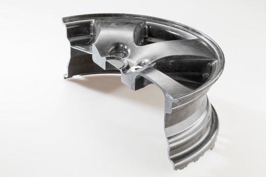 Mit dem auf Diamin basierendem Epoxidhärter Vestalite S von Evonik konnte in Zusammenarbeit mit Lorenz Kunststofftechnik in Kombination mit der bestehenden SMC-Grundrezeptur des Duroplastherstellers ein Material entwickelt werden, das die Anforderungen an den modernen Leichtbau erfüllt, wie es heißt. Auch eigne es sich für die Verwendung in der Großserienfertigung, wie diese Felge beweise. Mit dem auf Diamin basierendem Epoxidhärter Vestalite S von Evonik konnte in Zusammenarbeit mit Lorenz Kunststofftechnik in Kombination mit der bestehenden SMC-Grundrezeptur des Duroplastherstellers ein Material entwickelt werden, das die Anforderungen an den modernen Leichtbau erfüllt, wie es heißt. Auch eigne es sich für die Verwendung in der Großserienfertigung, wie diese Felge beweise.
