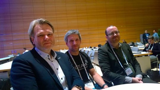 Anton Braun, Geschäftsführer von Bizteam (li.) mit seinem Mitarbeiter Michael Gailitzdörfer (mi.) und Sascha Burmühl (re.), der das Pilotprojekt seitens HPE betreut hat. Anton Braun, Geschäftsführer von Bizteam (li.) mit seinem Mitarbeiter Michael Gailitzdörfer (mi.) und Sascha Burmühl (re.), der das Pilotprojekt seitens HPE betreut hat.