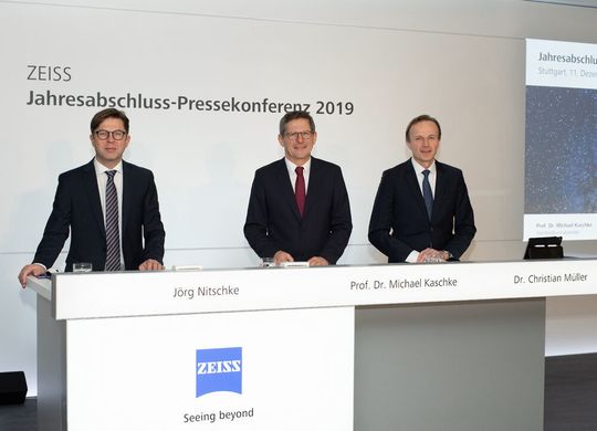 Dr. Christian Müller, Finanzvorstand der Zeiss-Gruppe, Prof. Dr. Michael Kaschke, Vorstandsvorsitzender der Zeiss-Gruppe und Jörg Nitschke, Pressesprecher der Zeiss-Gruppe bei der Jahresabschluss-Pressekonferenz in Stuttgart (v.l.n.r.) Dr. Christian Müller, Finanzvorstand der Zeiss-Gruppe, Prof. Dr. Michael Kaschke, Vorstandsvorsitzender der Zeiss-Gruppe und Jörg Nitschke, Pressesprecher der Zeiss-Gruppe bei der Jahresabschluss-Pressekonferenz in Stuttgart (v.l.n.r.)