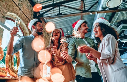 Die betriebliche Weihnachtsfeier ist für viele Mitarbeiter ein schöner Jahresabschluss. Die betriebliche Weihnachtsfeier ist für viele Mitarbeiter ein schöner Jahresabschluss.