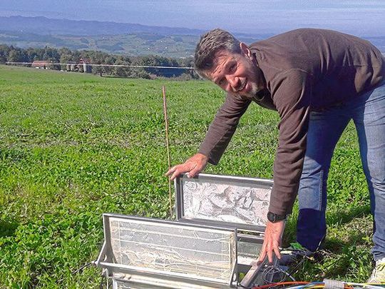 Empa-Forscher Erkan Ibraim kontrolliert eine der Flusskammern, die Lachgasemissionen aus dem Boden auffangen. Empa-Forscher Erkan Ibraim kontrolliert eine der Flusskammern, die Lachgasemissionen aus dem Boden auffangen.