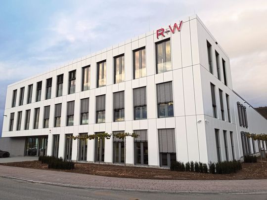 Die neue R+W-Zentrale in Wörth am Main. Die neue R+W-Zentrale in Wörth am Main.