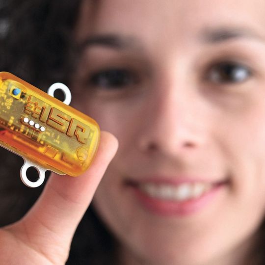 Die beiden in einem MSR175-Datenlogger integrierten 3-Achsen-Beschleunigungssensoren (±15 g und ±100 g) zeichnen kritische Ereignisse wie Stösse und Schläge mit einer Messrate von bis zu 6400 Messungen/s auf. Die beiden in einem MSR175-Datenlogger integrierten 3-Achsen-Beschleunigungssensoren (±15 g und ±100 g) zeichnen kritische Ereignisse wie Stösse und Schläge mit einer Messrate von bis zu 6400 Messungen/s auf.
