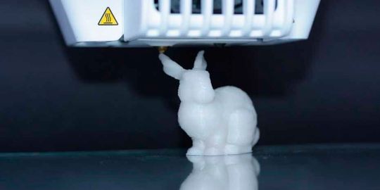 Ein 3D-Drucker druckt einen Kunststoffhasen. Im Kunststoff sind DNA-Moleküle enthalten, in denen die Druckanleitung kodiert ist. Ein 3D-Drucker druckt einen Kunststoffhasen. Im Kunststoff sind DNA-Moleküle enthalten, in denen die Druckanleitung kodiert ist.