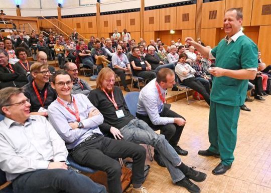 Ernsthaftigkeit, gepaart mit Laune, in familiärer Atmosphäre: Peter Siwons Keynote "Berichte aus der Projekt-Pathologie" lockte 350 Zuhörer in den prall gefüllten Vortragssaal. Auch in diesem Jahr strömten über 1100 Software Engineers nach Sindelfingen zum ESE Kongress. Ernsthaftigkeit, gepaart mit Laune, in familiärer Atmosphäre: Peter Siwons Keynote "Berichte aus der Projekt-Pathologie" lockte 350 Zuhörer in den prall gefüllten Vortragssaal. Auch in diesem Jahr strömten über 1100 Software Engineers nach Sindelfingen zum ESE Kongress.