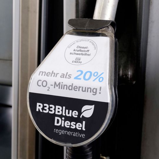 Nach sechs Jahren Entwicklung gibt es ihn zu kaufen: den Diesel „R33“, der zu 33 Prozent aus biologischen Komponenten besteht. Nach sechs Jahren Entwicklung gibt es ihn zu kaufen: den Diesel „R33“, der zu 33 Prozent aus biologischen Komponenten besteht.