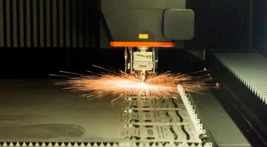 Impressionen von 2018: Demonstration eines Schneidprozesses mit einem Direkt-Diodenlaser am Messestand von Mazak. Impressionen von 2018: Demonstration eines Schneidprozesses mit einem Direkt-Diodenlaser am Messestand von Mazak.