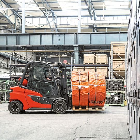 Fit für die Zukunft: die neuen Hydrostaten von Linde Material Handling im Traglastbereich von 2,0 bis 3,5 Tonnen. Fit für die Zukunft: die neuen Hydrostaten von Linde Material Handling im Traglastbereich von 2,0 bis 3,5 Tonnen.