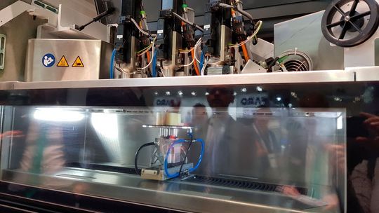 Arburg gab auf der Formnext 2019 mit dem Freeformer 300-4X einen Ausblick, wie sich im AKF-Verfahren faserverstärkte Bauteile realisieren lassen.