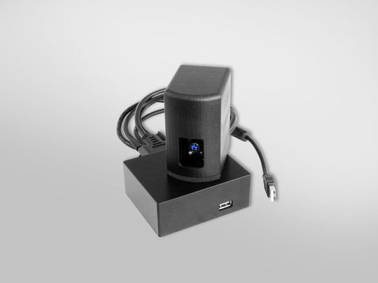 Im Vocal-Zoom-Evaluation-Kit ist der Sensor für einfacheres Handling in einem geschlossenen Gehäuse mit Standard-Stativbuchse (1/4“ UNC) untergebracht. Im Vocal-Zoom-Evaluation-Kit ist der Sensor für einfacheres Handling in einem geschlossenen Gehäuse mit Standard-Stativbuchse (1/4“ UNC) untergebracht.