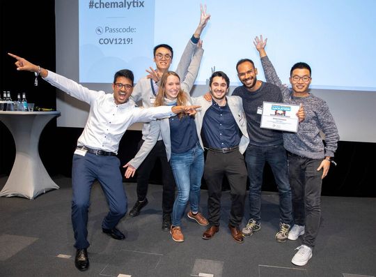 Den ersten internationalen „Data Science Hackathon“, den Covestro im Vorfeld an drei Universitäten weltweit veranstaltet hat, entschied ein Studenten-Team der RWTH Aachen für sich. Den ersten internationalen „Data Science Hackathon“, den Covestro im Vorfeld an drei Universitäten weltweit veranstaltet hat, entschied ein Studenten-Team der RWTH Aachen für sich.