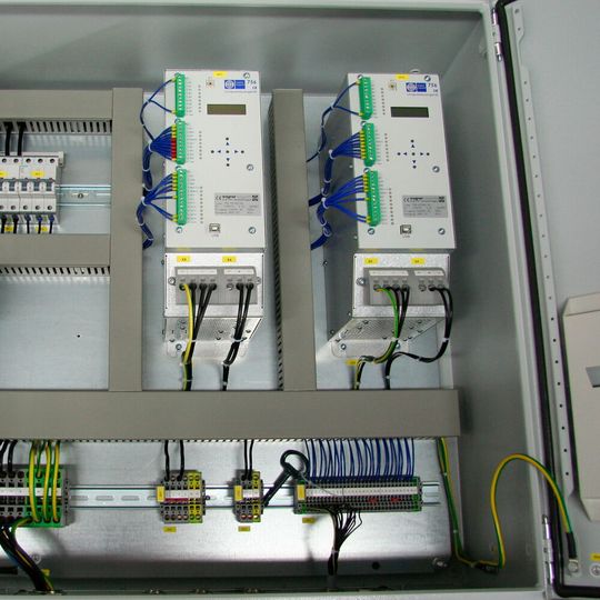 Das elektronische Umpol-Steuergerät (USG) 756 für Spannmagnete auf Werkzeugmaschinen erfüllt bei den sicherheitsrelevanten Funktionen den Performance-Level PL-d. Das elektronische Umpol-Steuergerät (USG) 756 für Spannmagnete auf Werkzeugmaschinen erfüllt bei den sicherheitsrelevanten Funktionen den Performance-Level PL-d.