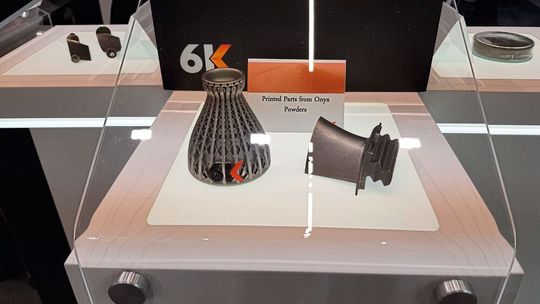 Die Firma 6K aus den USA stellt aus Dreh- und Frässpänen mittels Mikrowellenplasma-Technologie Metallpulver für die Additive Fertigung her.