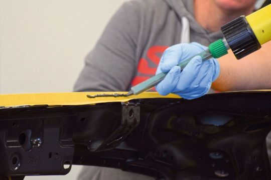 Hochfester 2K-Epoxidklebstoff hält Karosserierahmen und Dach zusammen. Vor dem Auftragen sollten jedoch die Oberflächen gründlich gereinigt werden. Hochfester 2K-Epoxidklebstoff hält Karosserierahmen und Dach zusammen. Vor dem Auftragen sollten jedoch die Oberflächen gründlich gereinigt werden.