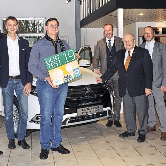 Glück im Licht-Test-Gewinnspiel: (v.li.) Harald Flackus (Kfz-Innung Wiesbaden-Rheingau-Taunus), Gewinner René Fischer, Kolja Rebstock (Mitsubishi Motors Deutschland), ZDK-Präsident Jürgen Karpinski und Robert Haase (Autohaus Haase). Glück im Licht-Test-Gewinnspiel: (v.li.) Harald Flackus (Kfz-Innung Wiesbaden-Rheingau-Taunus), Gewinner René Fischer, Kolja Rebstock (Mitsubishi Motors Deutschland), ZDK-Präsident Jürgen Karpinski und Robert Haase (Autohaus Haase).