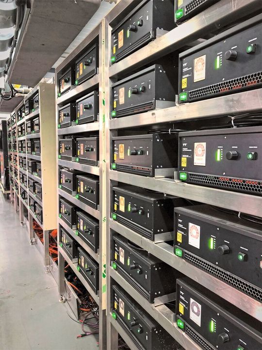 Die 72 Sonopower 3S Generatoren befinden sich in einem klimatisierten Raum und sind mit einer optionalen Profibus-Schnittstelle ausgestattet. Sie ermöglicht die Steuerung der Schwinger aus der Ferne. Die 72 Sonopower 3S Generatoren befinden sich in einem klimatisierten Raum und sind mit einer optionalen Profibus-Schnittstelle ausgestattet. Sie ermöglicht die Steuerung der Schwinger aus der Ferne.