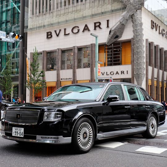 Der Toyota Century fällt im Straßenverkehr auf. Der Toyota Century fällt im Straßenverkehr auf.