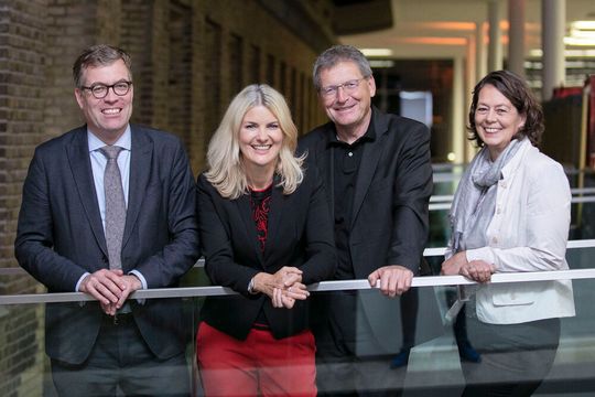 Von links: Jan-Nikolas Sontag (Geschäftsführer LV Schleswig-Holstein), Susanne Nickel (Referentin) , Manfred Müller (Flugsicherheitsforscher) sowie Nina Eskildsen (Präsidentin LV Schleswig-Holstein) bei der vom Landesverband erstmals veranstalteten „Nacht des Kfz-Gewerbes“. Von links: Jan-Nikolas Sontag (Geschäftsführer LV Schleswig-Holstein), Susanne Nickel (Referentin) , Manfred Müller (Flugsicherheitsforscher) sowie Nina Eskildsen (Präsidentin LV Schleswig-Holstein) bei der vom Landesverband erstmals veranstalteten „Nacht des Kfz-Gewerbes“.