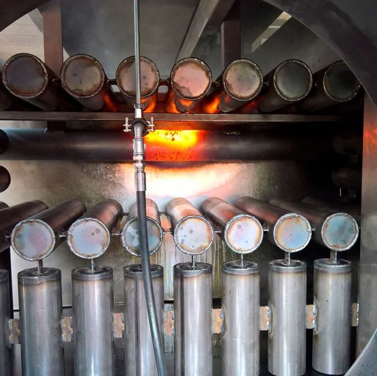Blick in den Prüfstand: Neben Bus-Löschanlagen prüfen die Experten von DMT auch das Brennverhalten von Werkstoffen der Fahrzeugausstattung sowie Antriebsbatterien auf ihren Feuerwiderstand. Blick in den Prüfstand: Neben Bus-Löschanlagen prüfen die Experten von DMT auch das Brennverhalten von Werkstoffen der Fahrzeugausstattung sowie Antriebsbatterien auf ihren Feuerwiderstand.