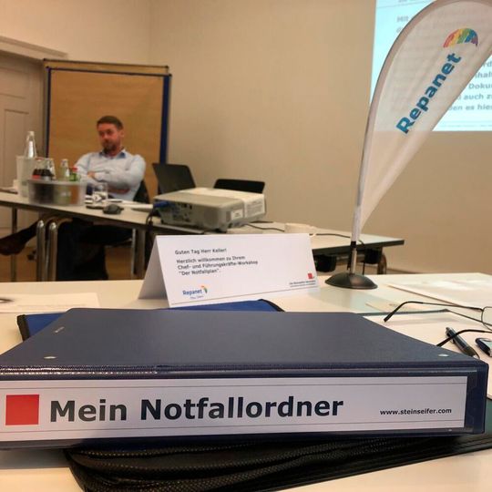 Der Notfallordner, oder auch das Notfallhandbuch, beinhaltet die wichtigen Informationen und Dokumente zum Unternehmen und dem Privatleben des Menschen, um den es hierbei geht. Der Notfallordner, oder auch das Notfallhandbuch, beinhaltet die wichtigen Informationen und Dokumente zum Unternehmen und dem Privatleben des Menschen, um den es hierbei geht.