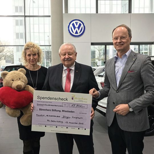 Spendenübergabe: (v. li.) Beate Wolff, stellvertretende Geschäftsführerin der Stiftung Bärenherz, Jürgen Karpinski, Präsident des deutschen und hessischen Kfz-Gewerbes, sowie Jürgen Schmidt, Vorstand der Stiftung Bärenherz. Spendenübergabe: (v. li.) Beate Wolff, stellvertretende Geschäftsführerin der Stiftung Bärenherz, Jürgen Karpinski, Präsident des deutschen und hessischen Kfz-Gewerbes, sowie Jürgen Schmidt, Vorstand der Stiftung Bärenherz.