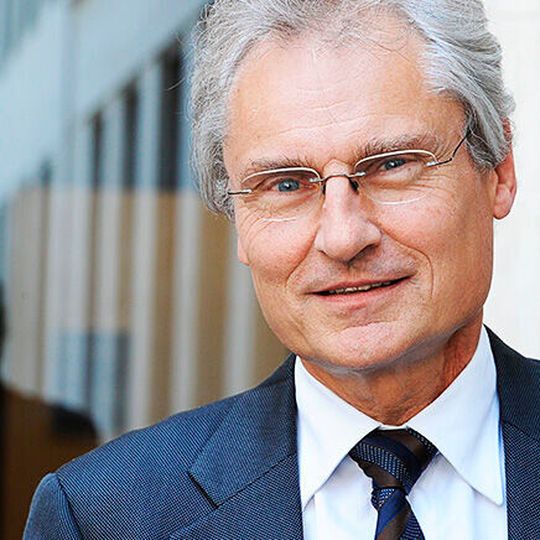 Prof. Dr. Henning Kagermann Vorsitzender des Lenkungskreises der "Nationalen Plattform Zukunft der Mobilität" hat den ersten Fortschrittsbericht an Bundesminister Scheuer übergeben. Prof. Dr. Henning Kagermann Vorsitzender des Lenkungskreises der "Nationalen Plattform Zukunft der Mobilität" hat den ersten Fortschrittsbericht an Bundesminister Scheuer übergeben.