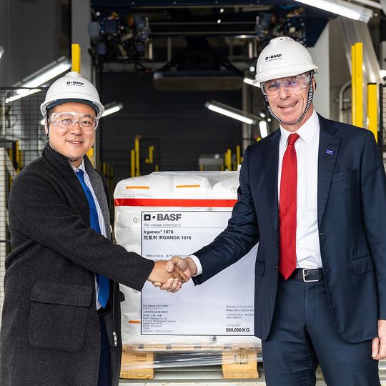 During the opening ceremony for the second phase of BASF’s new, world-scale antioxidants plant in Shanghai, China, Daniel Wang (left), Procurement Manager of Borouge, receives the first pallet of Irganox 1076 from Hermann Althoff, Senior Vice President, Performance Chemicals Asia Pacific, BASF. During the opening ceremony for the second phase of BASF’s new, world-scale antioxidants plant in Shanghai, China, Daniel Wang (left), Procurement Manager of Borouge, receives the first pallet of Irganox 1076 from Hermann Althoff, Senior Vice President, Performance Chemicals Asia Pacific, BASF.