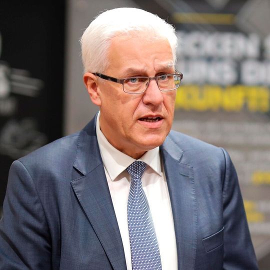 “Da immer mehr Daten zur Verfügung stehen, sind wir bemüht, Unternehmen dabei zu helfen, die sich dadurch eröffnenden Möglichkeiten zu nutzen“, sagt Rainer Klöpfer, Geschäftsführer euroShell Deutschland. “Da immer mehr Daten zur Verfügung stehen, sind wir bemüht, Unternehmen dabei zu helfen, die sich dadurch eröffnenden Möglichkeiten zu nutzen“, sagt Rainer Klöpfer, Geschäftsführer euroShell Deutschland.