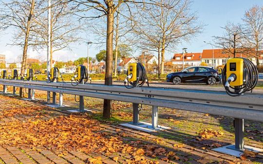 Insgesamt 350 Ladepunkte hat Opel auf seinem Werksgelände installiert – zum Vergrößern bitte klicken. Insgesamt 350 Ladepunkte hat Opel auf seinem Werksgelände installiert – zum Vergrößern bitte klicken.