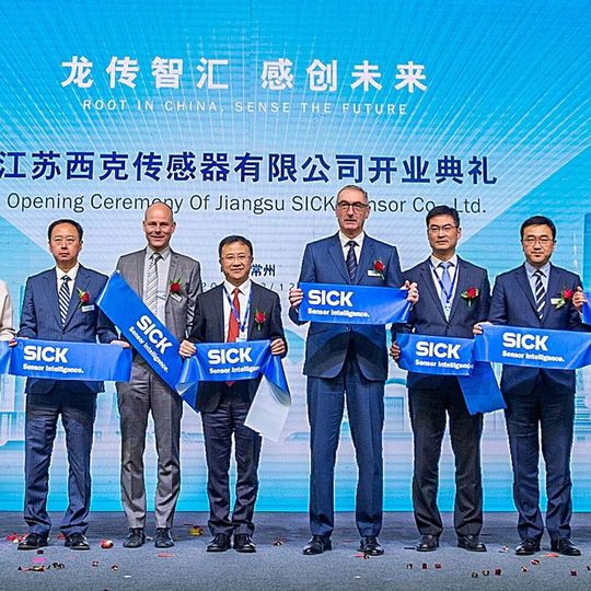 In Anwesenheit von etwa 80 Gästen, darunter Geschäftspartner, Regierungsvertreter sowie Delegierte des Sick-Konzerns aus Deutschland und China, wurde der neue Produktionsstandort am feierlich eingeweiht. In Anwesenheit von etwa 80 Gästen, darunter Geschäftspartner, Regierungsvertreter sowie Delegierte des Sick-Konzerns aus Deutschland und China, wurde der neue Produktionsstandort am feierlich eingeweiht.