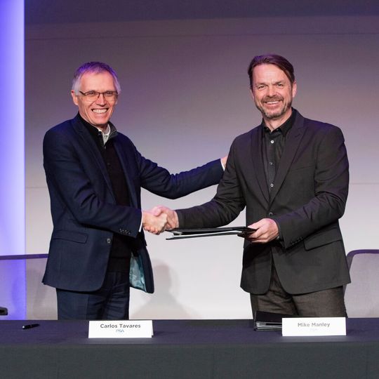 Wollen gemeinsam in die automobile Zukunft: PSA-Chef Carlos Tavares (li.) und sein FCA-Pendant Michael Manley. Wollen gemeinsam in die automobile Zukunft: PSA-Chef Carlos Tavares (li.) und sein FCA-Pendant Michael Manley.