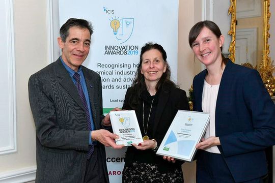 Jurymitglied Detlef Kratz, President Process Research and Chemical Engineering bei BASF, gratuliert Nicole Schoedel, Head of Chemical Development & Services bei Linde Engineering, und Virginie Lanver, Projektleiterin für die Entwicklung des Synspire Katalysators bei BASF. Jurymitglied Detlef Kratz, President Process Research and Chemical Engineering bei BASF, gratuliert Nicole Schoedel, Head of Chemical Development & Services bei Linde Engineering, und Virginie Lanver, Projektleiterin für die Entwicklung des Synspire Katalysators bei BASF.