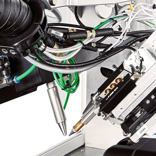 Kollaborierenden Automationsplattform Multiple Process Changer (MPC) mit einem Kolbenlötsystem. Kollaborierenden Automationsplattform Multiple Process Changer (MPC) mit einem Kolbenlötsystem.