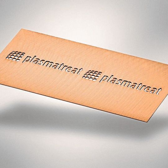 Durch die Kombination von Düse und Gasgemisch wird die Behandlung von Metallflächen, wie auch Kupfer möglich, die normalerweise nur in Niederdruckplasma oder unter Schutzatmosphäre behandelbar sind. Durch die Kombination von Düse und Gasgemisch wird die Behandlung von Metallflächen, wie auch Kupfer möglich, die normalerweise nur in Niederdruckplasma oder unter Schutzatmosphäre behandelbar sind.