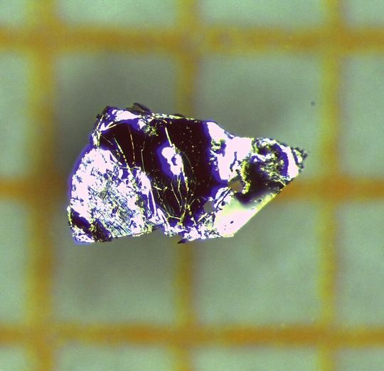 Einkristall des Materials Mangan-Wismut-Tellurid von knapp einem Millimeter Länge. Es ist der erste antiferromagnetische topologische Isolator. Einkristall des Materials Mangan-Wismut-Tellurid von knapp einem Millimeter Länge. Es ist der erste antiferromagnetische topologische Isolator.
