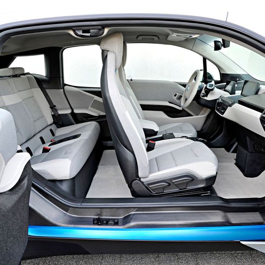 Bei den Sitzen von BMW i3 und i8 kommen recycelete PET-Flacschen zum Einsatz. Bei den Sitzen von BMW i3 und i8 kommen recycelete PET-Flacschen zum Einsatz.