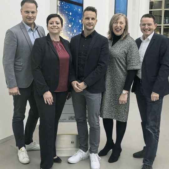 Die Jury für den Gebrauchtwagen Award 2020: (v. li.) Jascha Bräuer und Ramona Wittke (Santander), Johannes Höfflin (Real Garant), Silvia Lulei (»Gebrauchtwagen Praxis«) und Marc Gounaris (Dekra). Die Jury für den Gebrauchtwagen Award 2020: (v. li.) Jascha Bräuer und Ramona Wittke (Santander), Johannes Höfflin (Real Garant), Silvia Lulei (»Gebrauchtwagen Praxis«) und Marc Gounaris (Dekra).