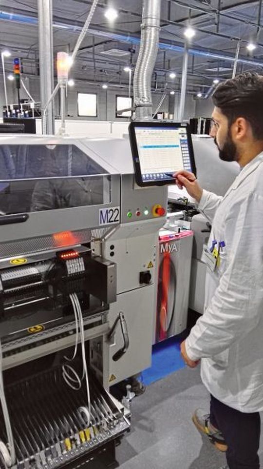 Bild 2: Der Bestückautomat RS-1 punktete in Schnelligkeit, Präzision, Zuverlässigkeit, Garantie und Kosten und ist zudem einfach einzurichten.