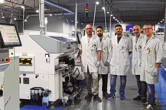 Bild 1: Das SMT-Team der Net Electronic SMT ist überzeugt davon, dass Juki`s Konzept die richtige Balance zwischen Produktivität und Flexibilität schafft. Bild 1: Das SMT-Team der Net Electronic SMT ist überzeugt davon, dass Juki`s Konzept die richtige Balance zwischen Produktivität und Flexibilität schafft.