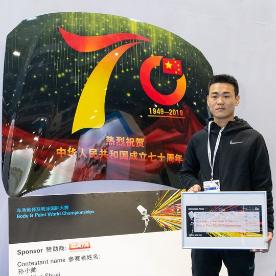 Sun Xiao Shuai konnte mit seiner Arbeit „The 70th anniversary of the founding of the People's Republic of China“ die Jury überzeugen. Er ist damit der dritte Finalist des Automechnika-Lackiererwettbewerbs. Sun Xiao Shuai konnte mit seiner Arbeit „The 70th anniversary of the founding of the People's Republic of China“ die Jury überzeugen. Er ist damit der dritte Finalist des Automechnika-Lackiererwettbewerbs.