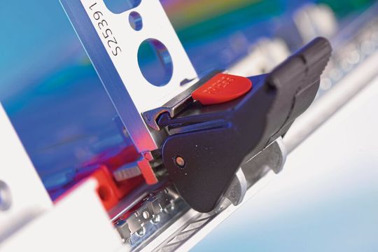 19-Zoll-Technik: Ein- und Aushebegriffe gibt es in schier unendlicher Vielfalt. 19-Zoll-Technik: Ein- und Aushebegriffe gibt es in schier unendlicher Vielfalt.