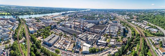 Die Schott AG ist ein führender Technologiekonzern für Spezialglas und Glaskeramik und damit innovativer Partner vieler Branchengrößen – von Aviation bis Pharma. Die Schott AG ist ein führender Technologiekonzern für Spezialglas und Glaskeramik und damit innovativer Partner vieler Branchengrößen – von Aviation bis Pharma.