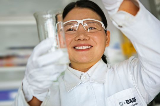 An ihrem Standort in Grenzach stellt BASF UV-Filter her, die in Sonnenschutzprodukten zum Einsatz kommen. An ihrem Standort in Grenzach stellt BASF UV-Filter her, die in Sonnenschutzprodukten zum Einsatz kommen.