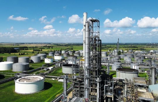 Die Bemühungen der Raffinerie Heide zur Unterstützung der Energiewende wurden auch von der Bundesregierung anerkannt. Die Bemühungen der Raffinerie Heide zur Unterstützung der Energiewende wurden auch von der Bundesregierung anerkannt.