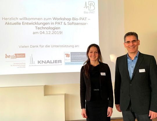 Dr.-Ing. Anika Bockisch und Prof. Dr. Peter Neubauer heißen die Teilnehmer des Bio-PAT-Workshops in Berlin willkommen. Dr.-Ing. Anika Bockisch und Prof. Dr. Peter Neubauer heißen die Teilnehmer des Bio-PAT-Workshops in Berlin willkommen.