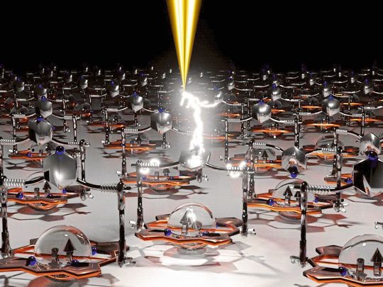 Mit einem winzigen Stromstoß über die Spitze eines Rastertunnelmikroskops lassen sich die neu entwickelten Moleküle schalten und verändern dadurch ihren Spinzustand. Mit einem winzigen Stromstoß über die Spitze eines Rastertunnelmikroskops lassen sich die neu entwickelten Moleküle schalten und verändern dadurch ihren Spinzustand.